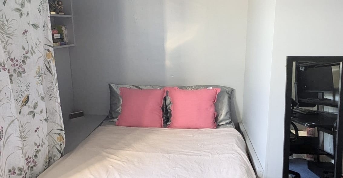 Host01 Bed room